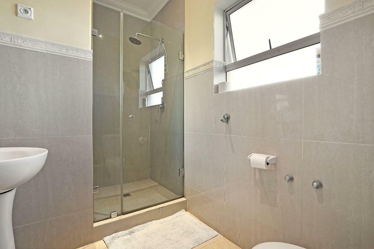 Natalie Guesthouse Bloubergstrand Esterno foto