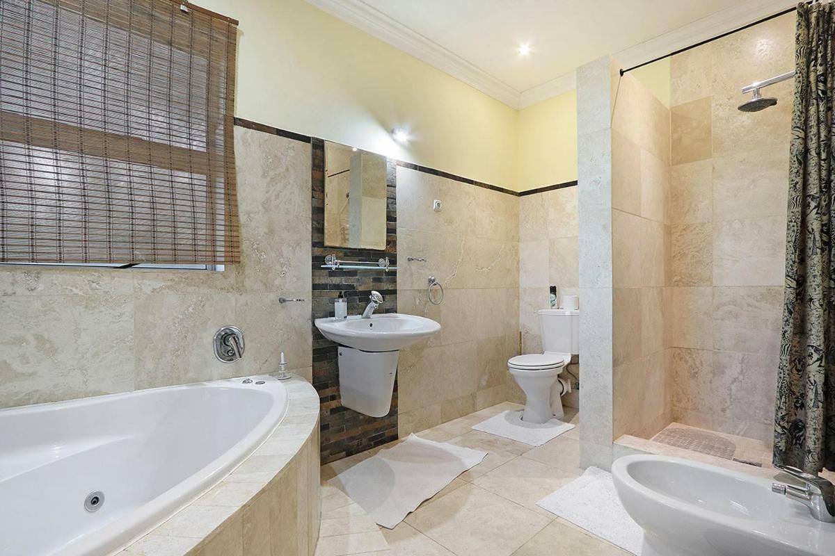 Natalie Guesthouse Bloubergstrand Esterno foto