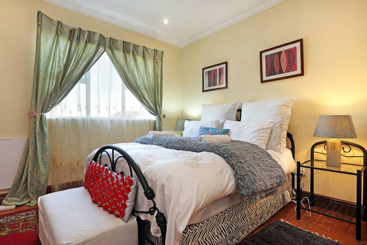 Natalie Guesthouse Bloubergstrand Esterno foto